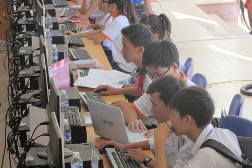 224 thí sinh sẽ chính thức tranh tài tại 8 phòng thi trang bị máy tính, màn hình chất lượng cao của Trường Đại học Sư pạm Kỹ thuật Vinh trong ngày hôm nay, 1/8/2013.