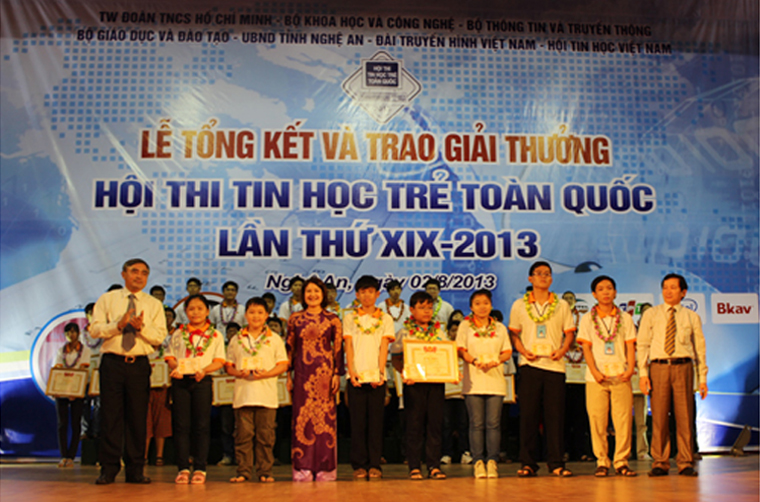 Thứ trưởng Nguyễn Minh Hồng và các đại biểu trao giải Nhất Hội Tin học lần thứ 19 cho các thí sinh