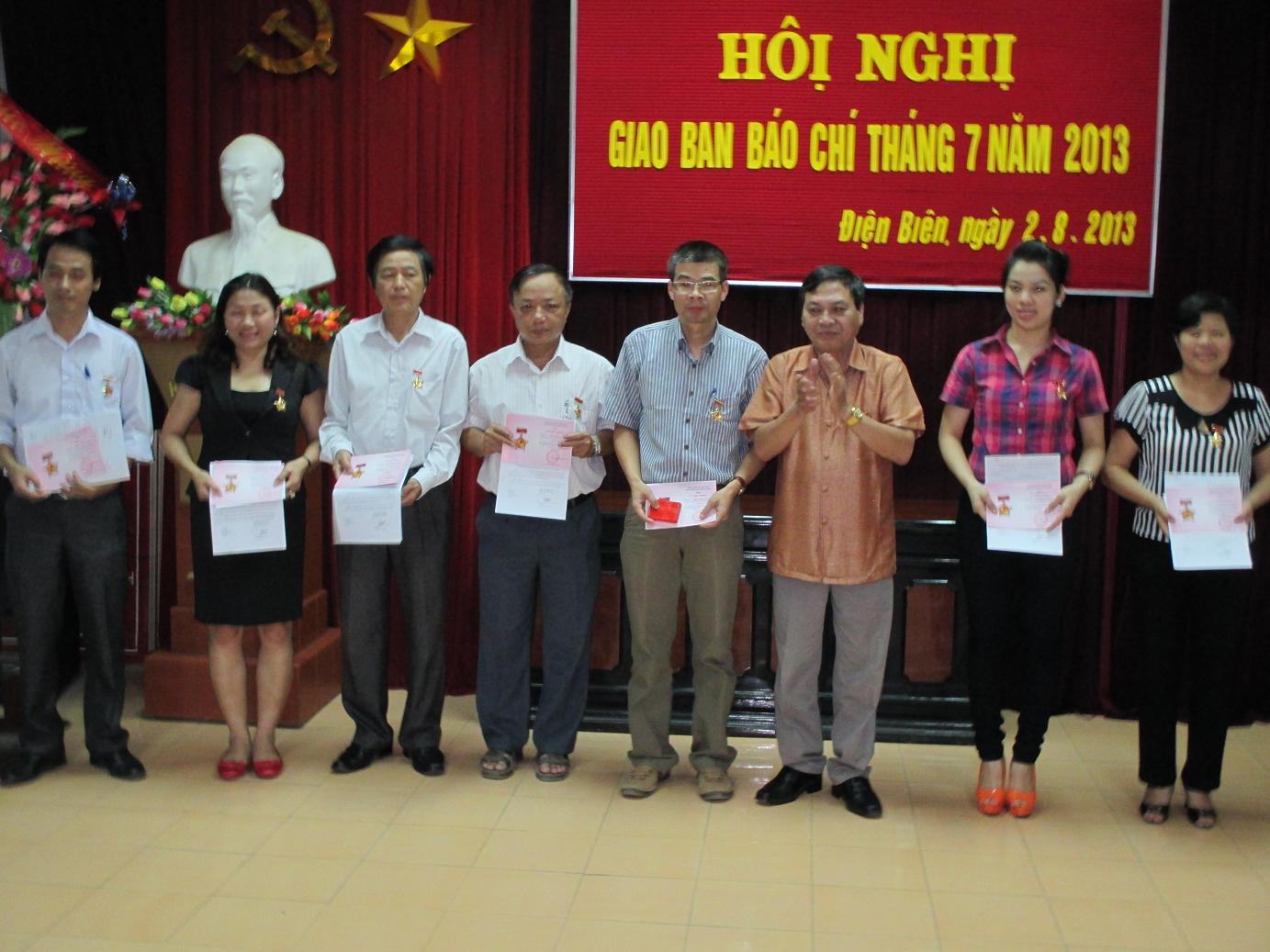 Thừa uỷ quyền của Ban Tuyên giáo TW, Đ/c Nguyễn Vân Chương trao Kỷ niệm chương cho các đ/c có nhiều đóng góp cho ngành tuyên giáo tỉnh nhà