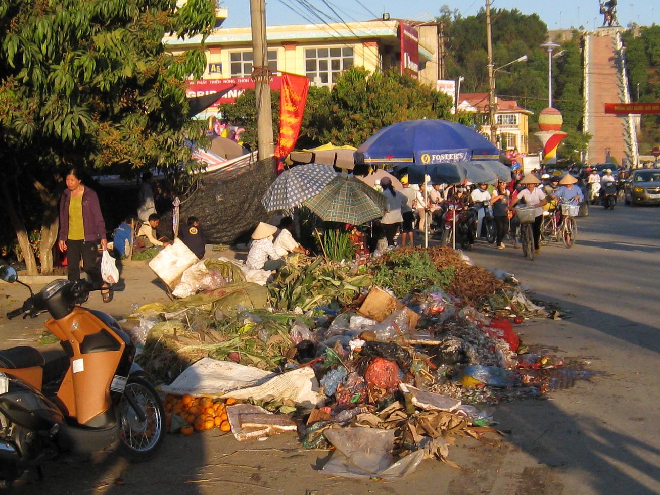 Cần có quy định về đổ rác thải tại cổng Trung tâm thương mại Him Lam-Plaza