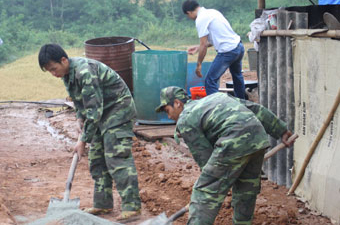 Chiến sỹ Đồn Biên phòng Nà Bủng lao động giúp nhân dân