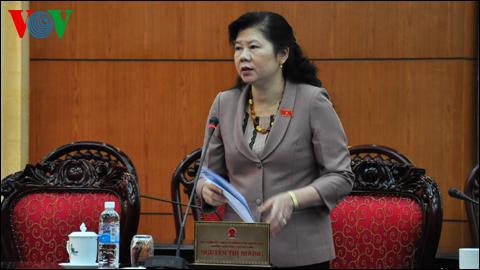 Trưởng Ban Công tác đại biểu Nguyễn Thị Nương trình bày báo cáo