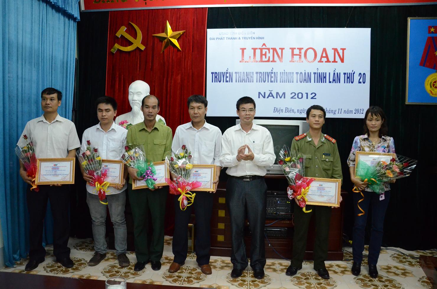 Đ/c Chu Xuân Trường - Giám đốc Sở TT&TT trao giải cho các đơn vị đạt giải cao tại Liên hoan TT-TH toàn tỉnh lần thứ 20 (Ảnh: Thành Trung)