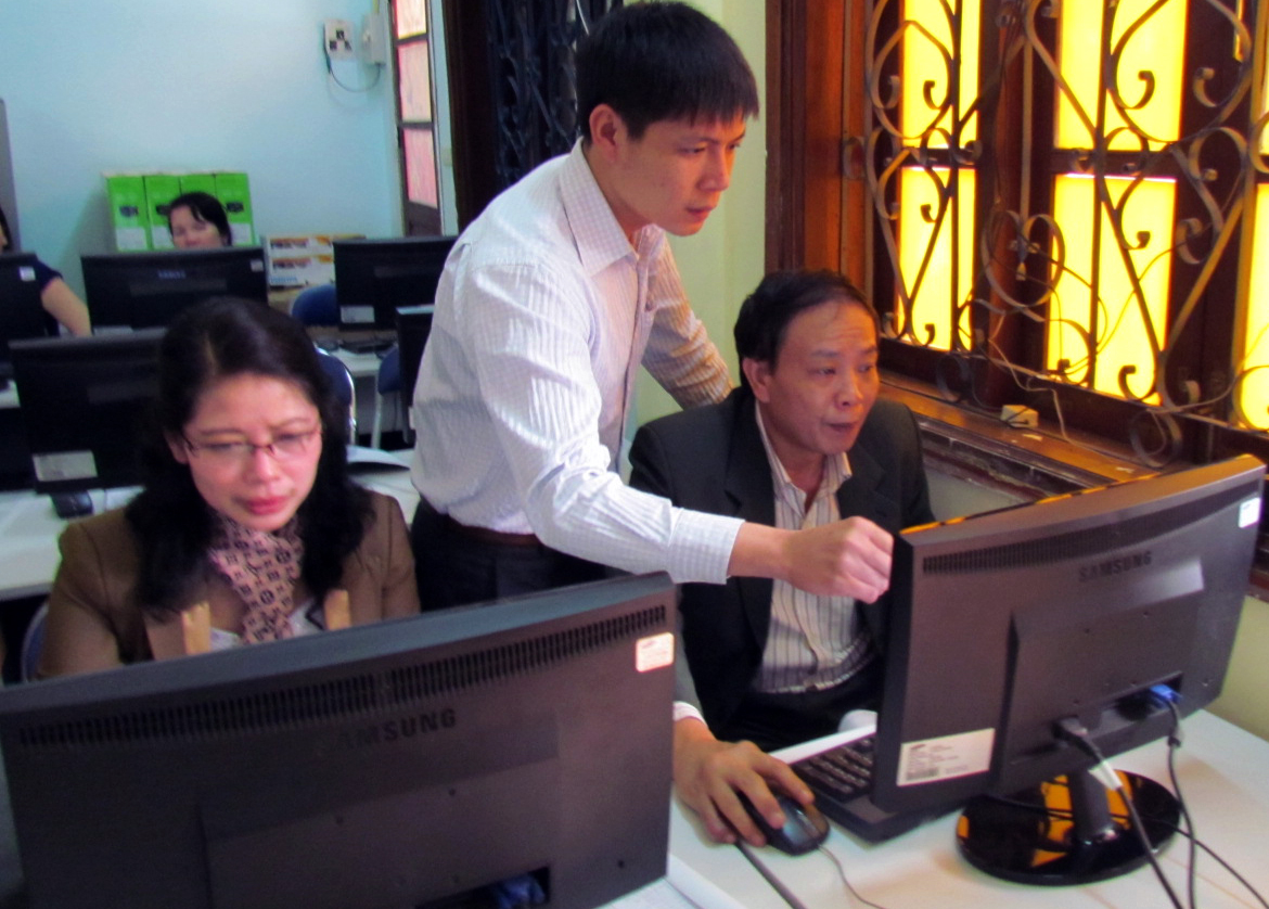 Cán bộ kỹ thuật TTCNTT hướng dẫn sử dụng phần mềm văn phòng điện tử eOffice tại Sở LĐTBXH (Ảnh: T. Kiên)