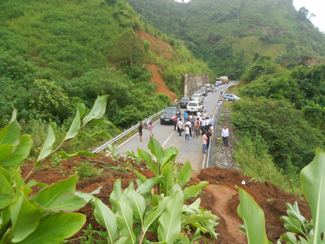Ngày 23 - 8 - 2013 sạt lở đất làm giao thông QL 279 đoạn qua xã Nà Nhạn tê liệt  (ảnh Xuân Tiến)