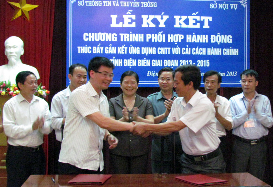 Đ/c Giàng Thị Hoa - Phó Chủ tịch UBND tỉnh cùng đại diện một số Sở, ngành chứng kiến ký kết chương trình phối hợp giữa Sở TT&TT - Sở Nội Vụ (Ảnh: Thanh Nam)