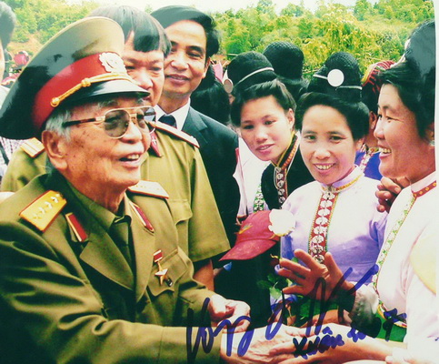 Đại tướng Võ Nguyên Giáp trở về Mường Phăng (Ảnh nguồn internet)