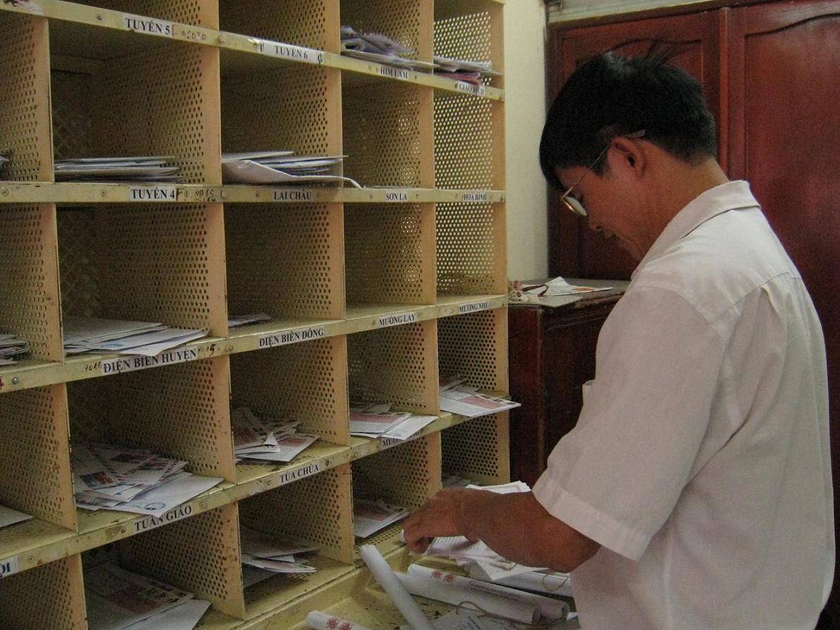 Cán bộ bưu điện tỉnh Điện Biên đang phân tuyến thư. Ảnh: Nguyễn Bích)