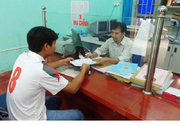 Cán bộ Phòng “một cửa” UBND huyện Mường Ảng giải đáp, giải quyết hồ sơ cho người dân.