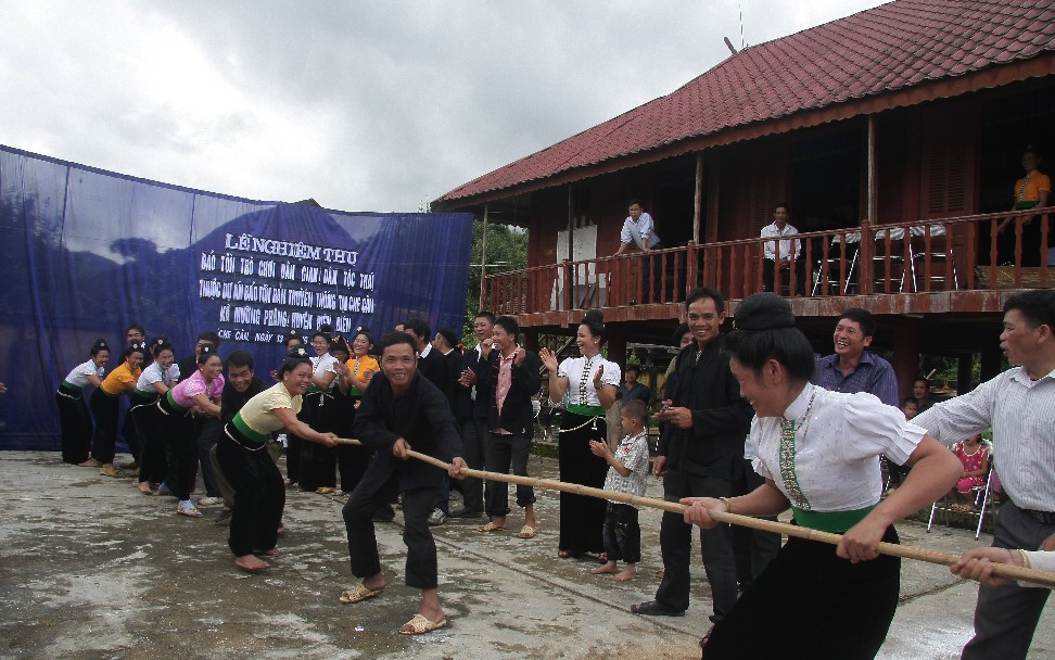 Thi kéo co – Một môn thể thao được bảo tồn trò chơi dân gian dân tộc Thái  bản Che Căn – xã Mường Phăng. Ảnh : Thu Thủy