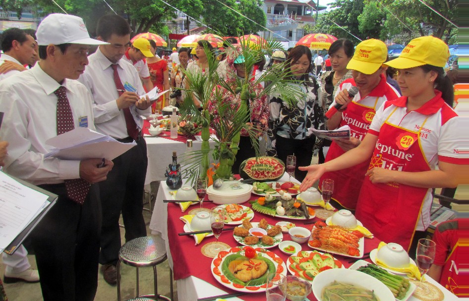 Ban Tổ chức Hội thi Gia đình điểm 10 năm 2013 chấm sản phẩm do gia đình đồng chí Lò Thị Hồng Hà, công chức Sở TT&TT tỉnh Điện Biên thể hiện.