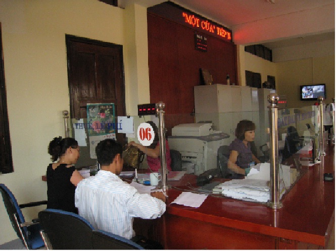 Tiếp nhận hồ sơ và trả kết quả tại bộ phận " Một cửa" của thành phố Điện Biên Phủ .Ảnh : K.T