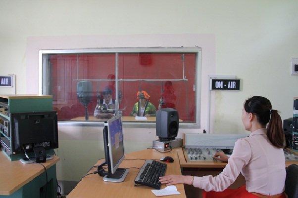 Sản xuất chuơng trình phát thanh tiếng Mông tại Đài PT-TH tỉnh Điện Biên.Ảnh:P.V