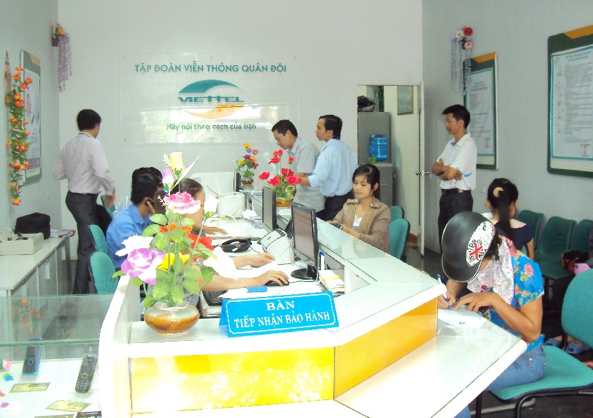 Thanh tra Sở TT&TT kiểm tra  quản lý thuê bao di động trả trước tại Trung tâm Viễn thông Viettel huyện Điện Biên. Ảnh : Minh Đức