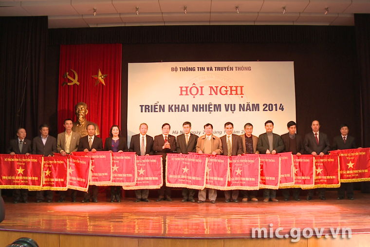 Bộ trưởng Bộ TT&TT Nguyễn Bắc Son tặng cờ cho các đơn vị có thành tích xuất sắc dẫn đầu phong trào thi đua năm 2013