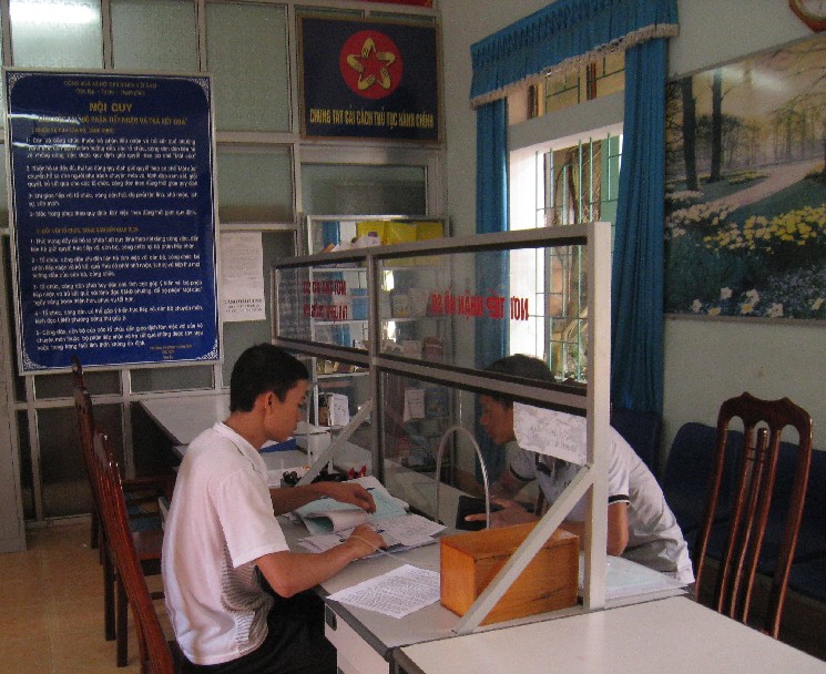 Cán bộ của phường Thanh Bình, TP.Điện Biên Phủ tiếp nhận hồ sơ của người dân. Ảnh: Minh Vũ