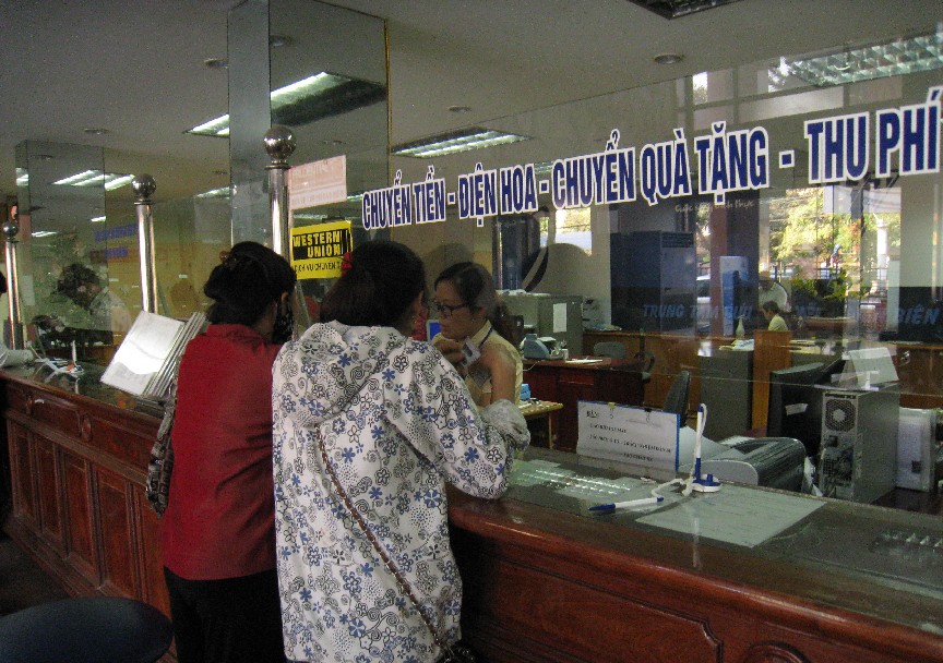 Khách hàng đến giao dịch  tại Bưu điện thành phố Điện Biên Phủ. Ảnh : Bùi đoan
