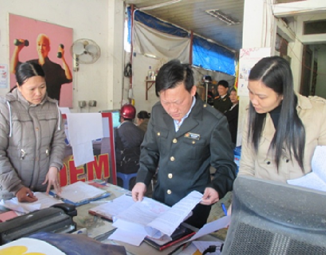 Đoàn Kiểm tra tại cơ sở in Văn Thành.Ảnh: Kiều Trang