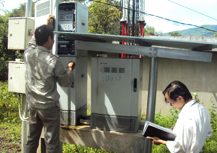 Cán bộ, công chức Sở Thông tin và Truyền thông kiểm tra thiết bị viễn thông năm 2013. Ảnh Kiều Trang
