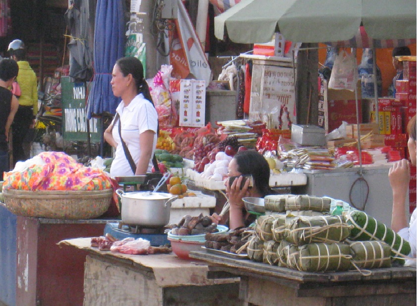 Thực  phẩm đã chế biến được bầy bán tại cổng chợ Trung tâm- TP  Điện Biên Phủ .Ảnh : Kiều Trang