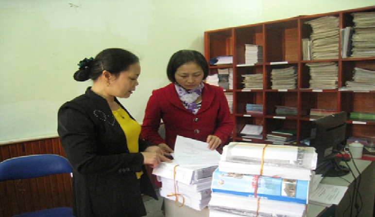 Cán bộ phòng BCXB hướng dẫn thủ tục xin cấp giấy phép  xuất bản tài liệu không kinh doanh cho Cục Thống kê tỉnh.Ảnh: Kiều Trang