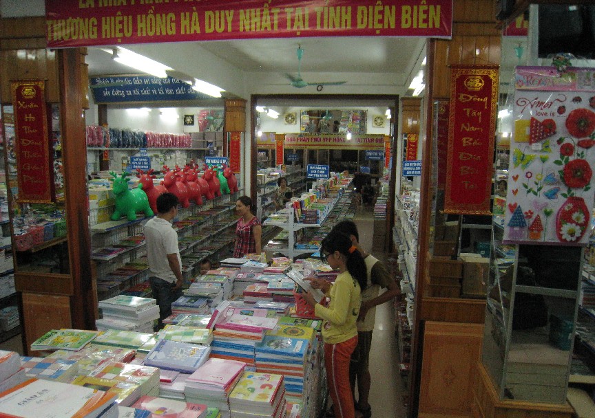 Khách hàng lựa chọn các xuất bản phẩm tại siêu thị sách của Công ty  Cổ phần sách thiết bị trường học  Điện Biên .Ảnh : Kiều Trang