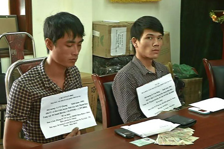 2 đối tượng: Lê Sỹ Quang (trái) và Lò Văn Đông tại cơ quan điều tra
