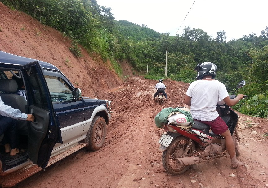 Tuyến đường vào huyện Nậm  Pồ bị tác nghẽn vào mùa mưa lũ .Ảnh ( Như Quỳnh )