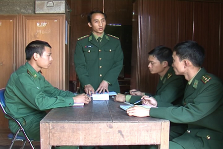 Trung úy Mùa A Sùng (đứng giữa) điều hành cuộc họp Đội trinh sát Đồn Biên phòng Leng Su Sìn