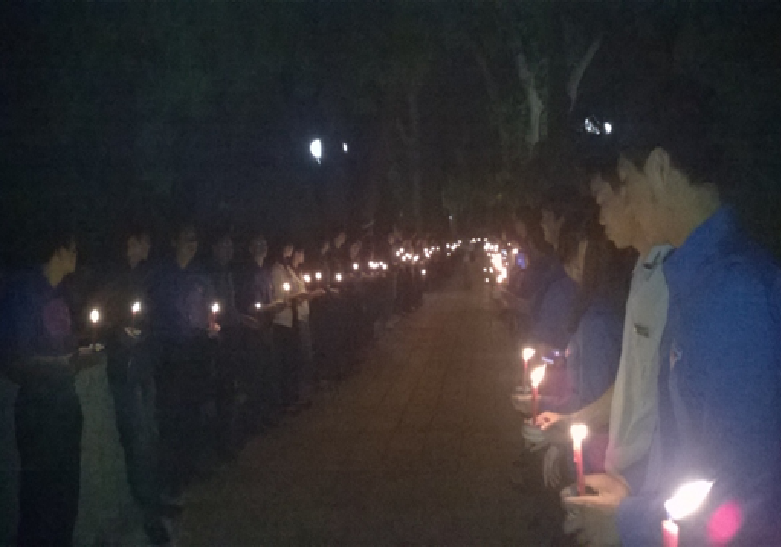 Đoàn viên thanh niên Chi đoàn Sở TT&TT tham gia thắp nến tri ân, dâng hưong tưởng niệm tại nghĩa trang liệt sĩ Độc lập (Ảnh: Xuân Cường)