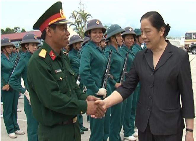 Đ/c Lò Mai Trinh, Bí thư Tỉnh ủy thăm, kiểm tra công tác luyện tập diễu binh, diễu hành tại điểm luyện tập 2 khối nữ dân quân các dân tộc và nữ thông tin.