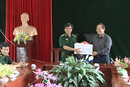 Thứ trưởng Bộ Thông tin và Truyền thông Trương Minh Tuấn tặng quà cho cán bộ, chiến sỹ Đồn Biên phòng Cửa khẩu Tây Trang