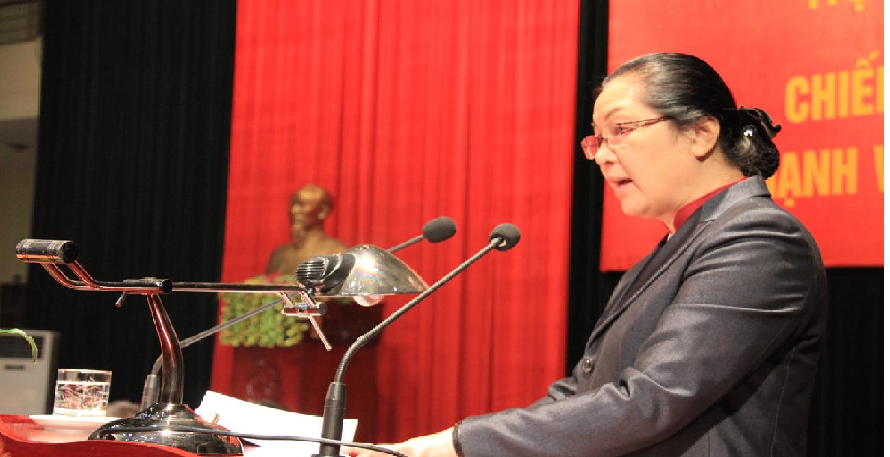 Đ/c Lò Mai Trinh, Bí thư Tỉnh ủy Điện Biên phát biểu tham luận tại hội thảo.