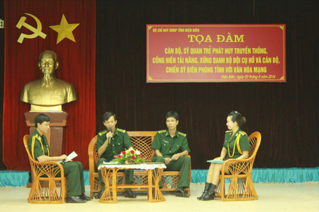 Cán bộ, sĩ quan trẻ và Bộ chỉ huy BĐBP tỉnh Điện Biên tham gia tọa đàm.