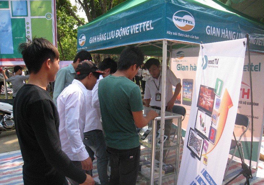 Chi nhánh Viettel tại Điện Biên bán hàng lưu động  phục vụ Lễ hội Thành Bản phủ 2014 .ảnh (Kiều Trang)