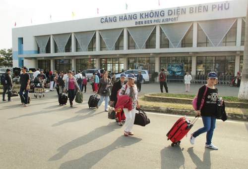 Thời điểm này, lượng khách đến Điện Biên qua đường không trong năm nay đang ngày một tăng.Ảnh (Phạm Dương )