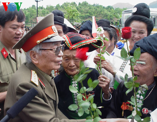 Đại tướng Võ Nguyên Giáp về thăm lại Mường Phăng vào năm 2004 (Ảnh: VOV).