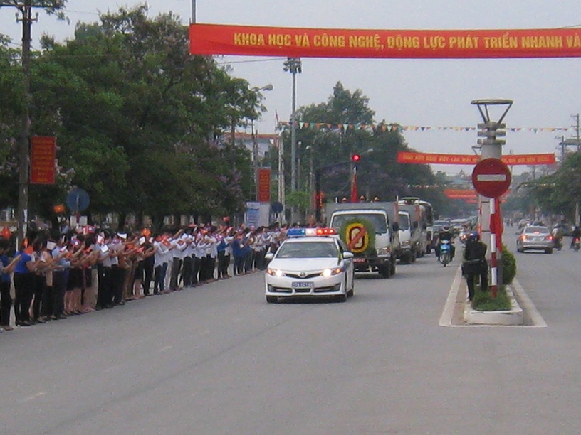 Lễ đưa rước 29 bộ hài cốt quân tình nguyện Việt Nam về nghĩa trang  liệt sỹ Tông Khao, xã Thanh Nưa, huyện Điện Biên (ảnh Kiều Trang)