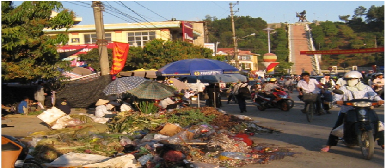 Cần tăng cường tuyên truyền cho nhân dân đổ rác đúng nơi quy định  là một hành động góp phần bảo vệ môi trường (ảnh: Kiều Trang)
