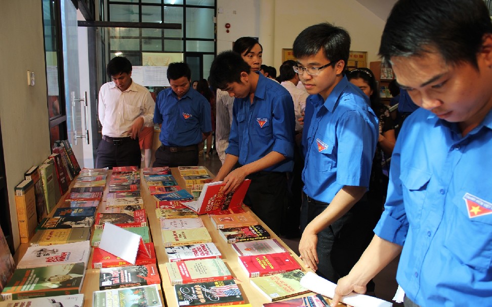 Đoàn viên khối Đoàn Dân chính đảng tỉnh Điện Biên tìm hiểu thông tin trong ngày hội đọc sách (ảnh : Hồng Ngọc)