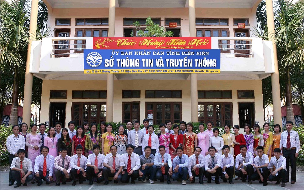 Đội ngũ CBCC, VC Sở TTTT tháng 3/2014, ảnh: Lê Linh