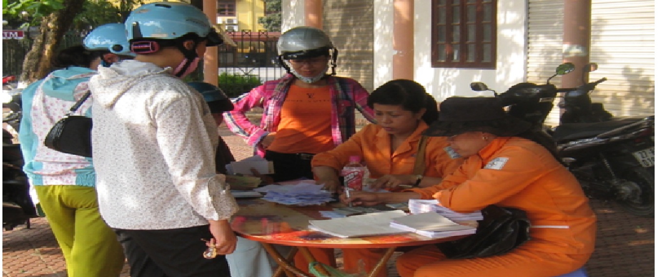 Nhân dân trên địa bàn TP.Điện Biên Phủ thanh toán tiền sử dụng điện  tại một điểm giao dịch (ảnh: Kiều Trang)