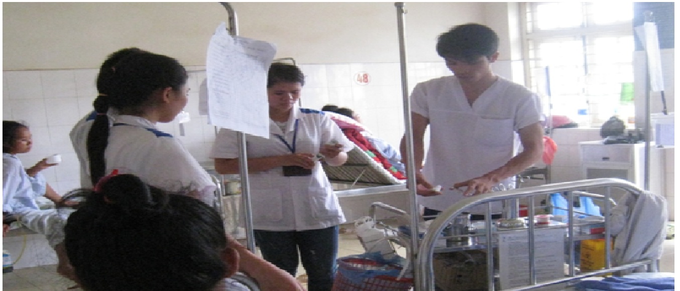 Bệnh viện đa khoa tỉnh đón nhiều lượt bệnh nhân đến tiêm vắc xin dự phòng  các bệnh thường gặp trong mùa hè (ảnh: Kiều Trang)