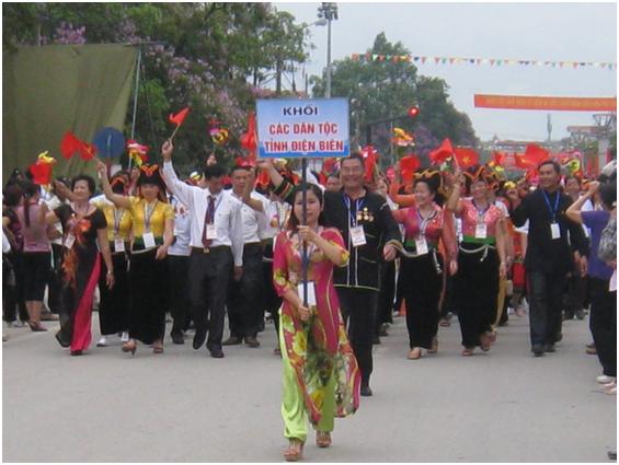 Nhân dân các dân tộc tỉnh Điện Biên tham gia diễu hành kỷ niệm 60 năm chiến thắng lịch sử Điện Biên Phủ (7/5/1954-7/5/2014)  Ảnh: Kiều Trang