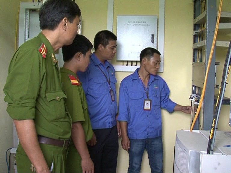 Công an huyện Điện Biên kiểm tra  hiện trường mất trộm thiết bị viễn thông  tại trạm  BTS 250 xã Nà Nhạn