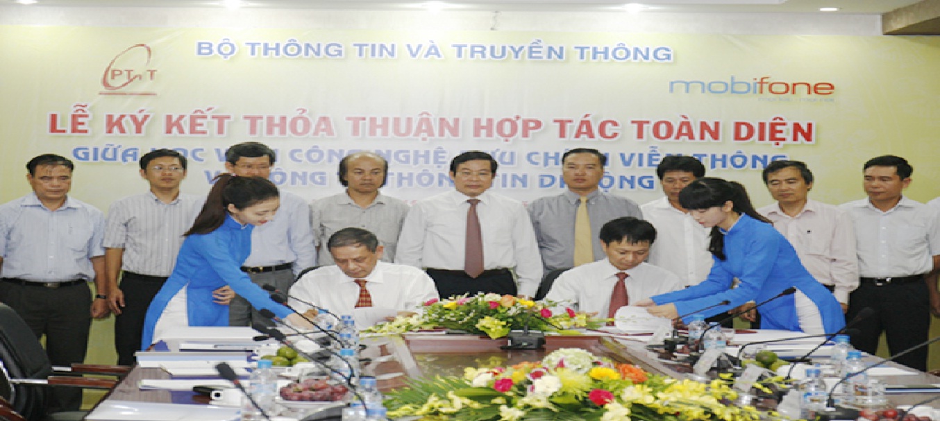 Lễ ký kết thỏa thuận hợp tác toàn diện giữa MobiFone và PTIT diễn ra trước sự chứng kiến của Bộ trưởng Bộ TT&TT Nguyễn Bắc Son. (Ảnh: Thái Anh)