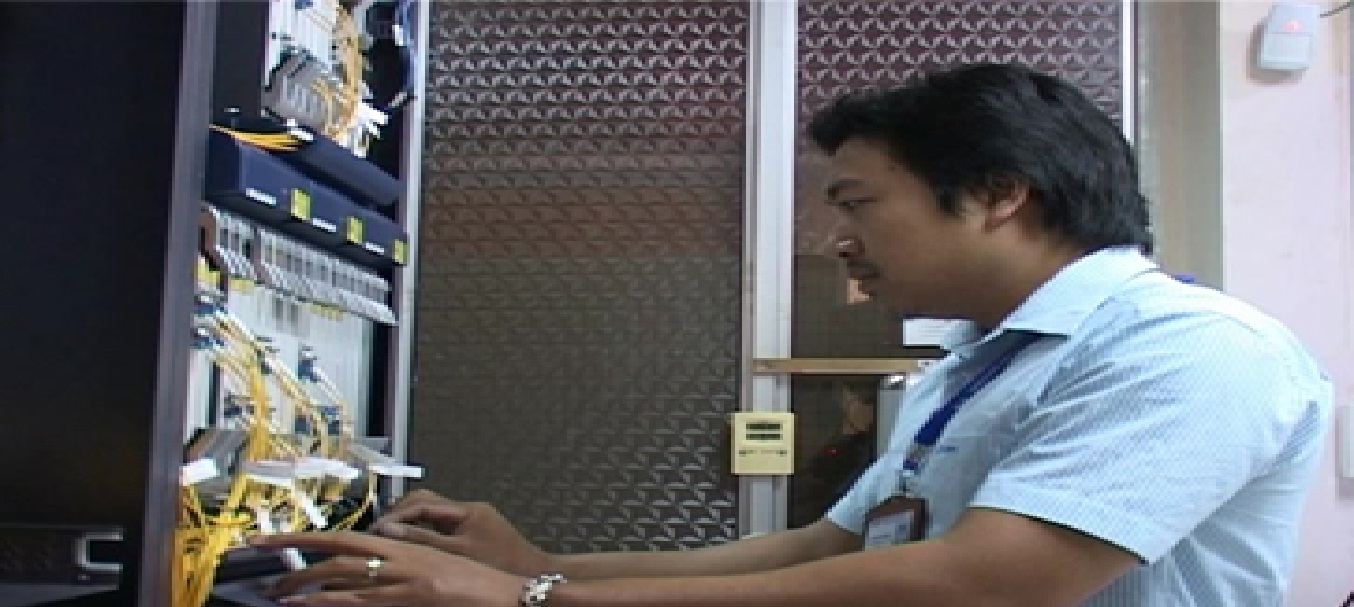 Cán bộ kỹ thuật kiểm tra việc đảm bảo an toàn an ninh thông tin tại VNPT Điện Biên (Ảnh Tư liệu)