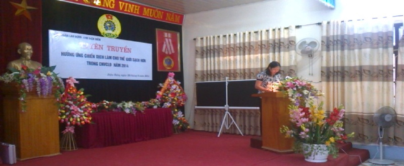 Bà Phạm Thị The – Phó Chủ tịch Liên đoàn Lao động phát biểu tại buổi tuyên truyền  (ảnh Xuân Cường)