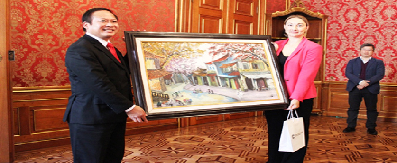 Thứ trưởng Trương Minh Tuấn tặng tranh cho Thứ trưởng Thứ nhất Bộ Văn hóa Séc Katerina Kalistova