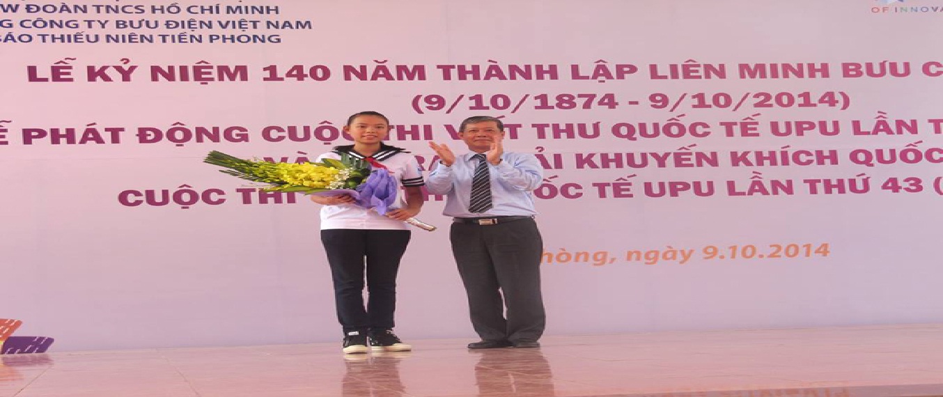 Thứ trưởng Nguyễn Thành Hưng trao giải cho em  Phạm Phương Thảo - học sinh trường THCS Chu Văn An, Hải Phòng.
